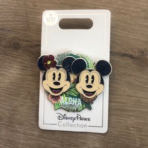 Mickey and Minnie Aulani Disney pin
